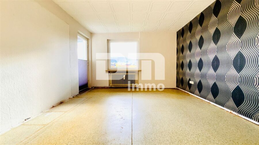 Modernisiertes Dreifamilienhaus + 2 Garagen in idyllischer Lage / großes Grundstück / Panoramablick - 1.OG WE2 Schlafzimmer / Zugang Balkon